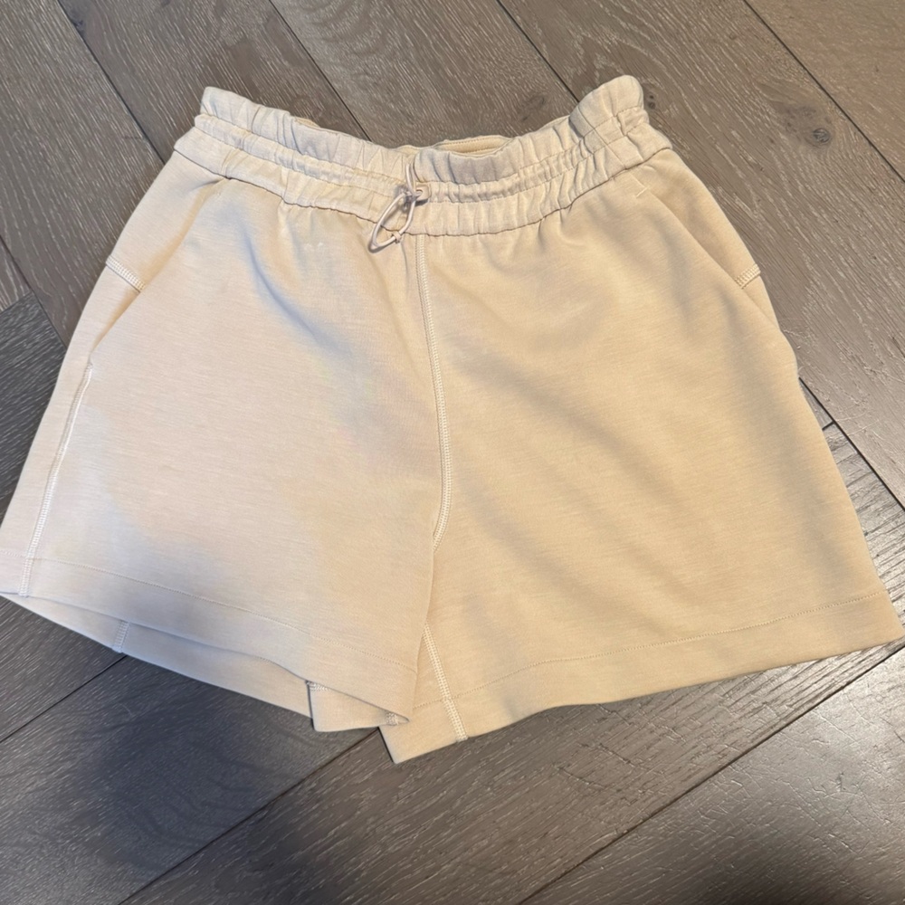lululemon athletica Softstreme Shorts 4” Size 4